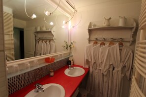 Gite Petite Maison | Bathroom