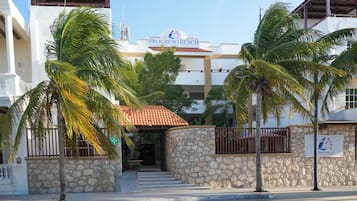 Vista frontal de la propiedad