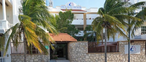 Vista frontal de la propiedad