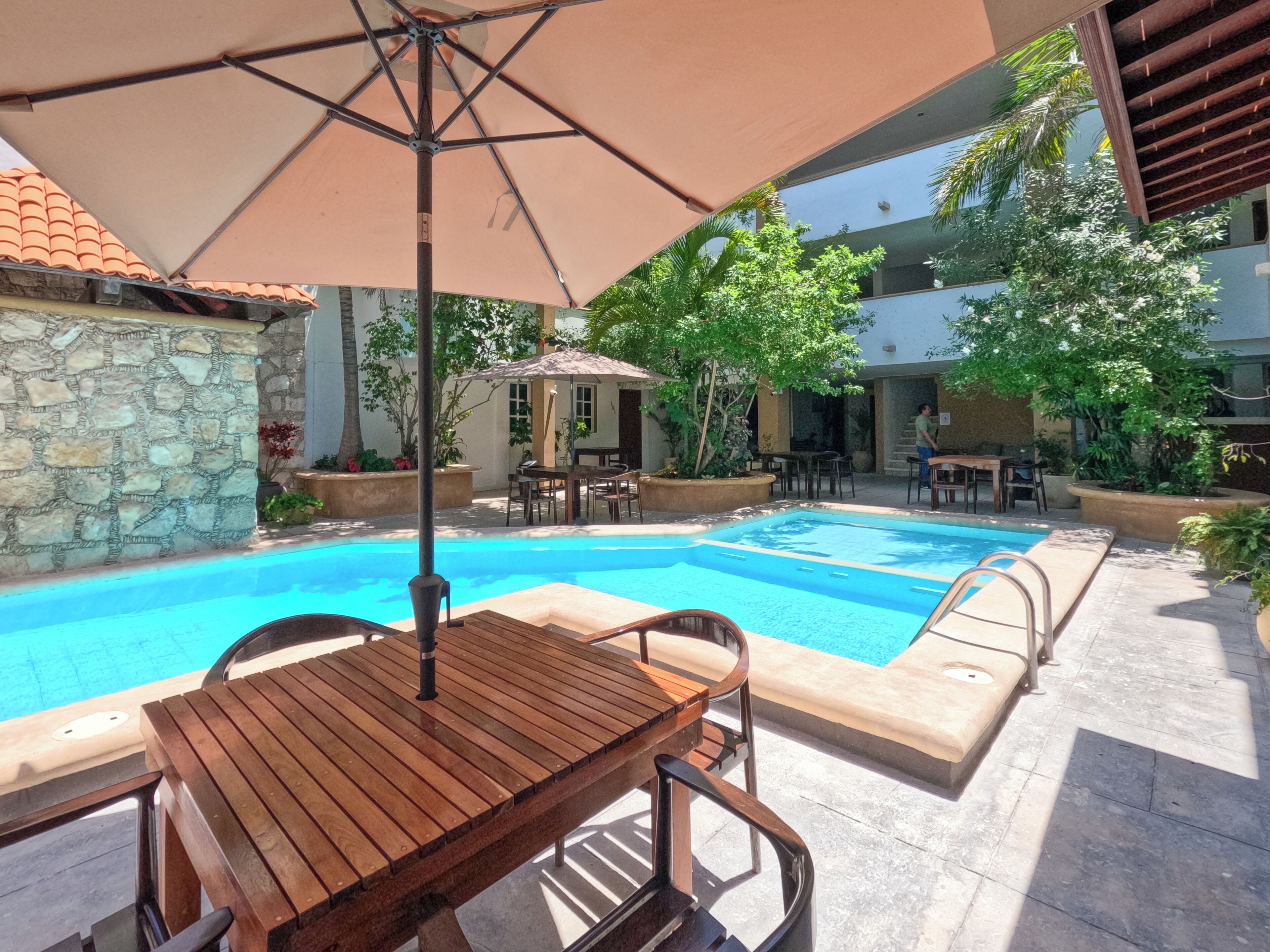 Una piscina al aire libre
