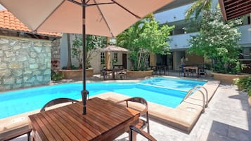 Hồ bơi ngoài trời