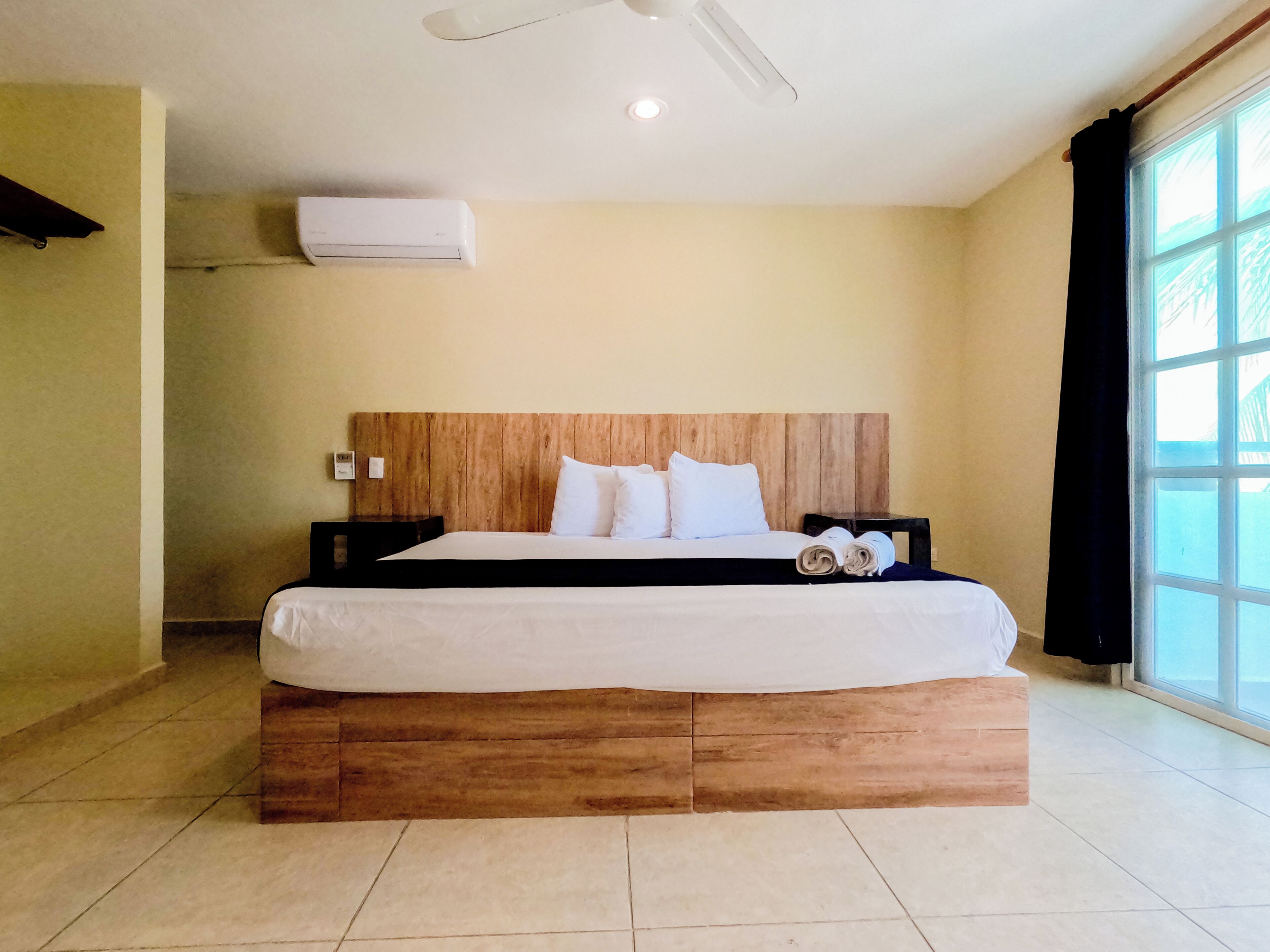 Suite junior, 1 cama de matrimonio grande, cocina básica, vistas a la ciudad | Escritorio, tabla de planchar con plancha, wifi gratis