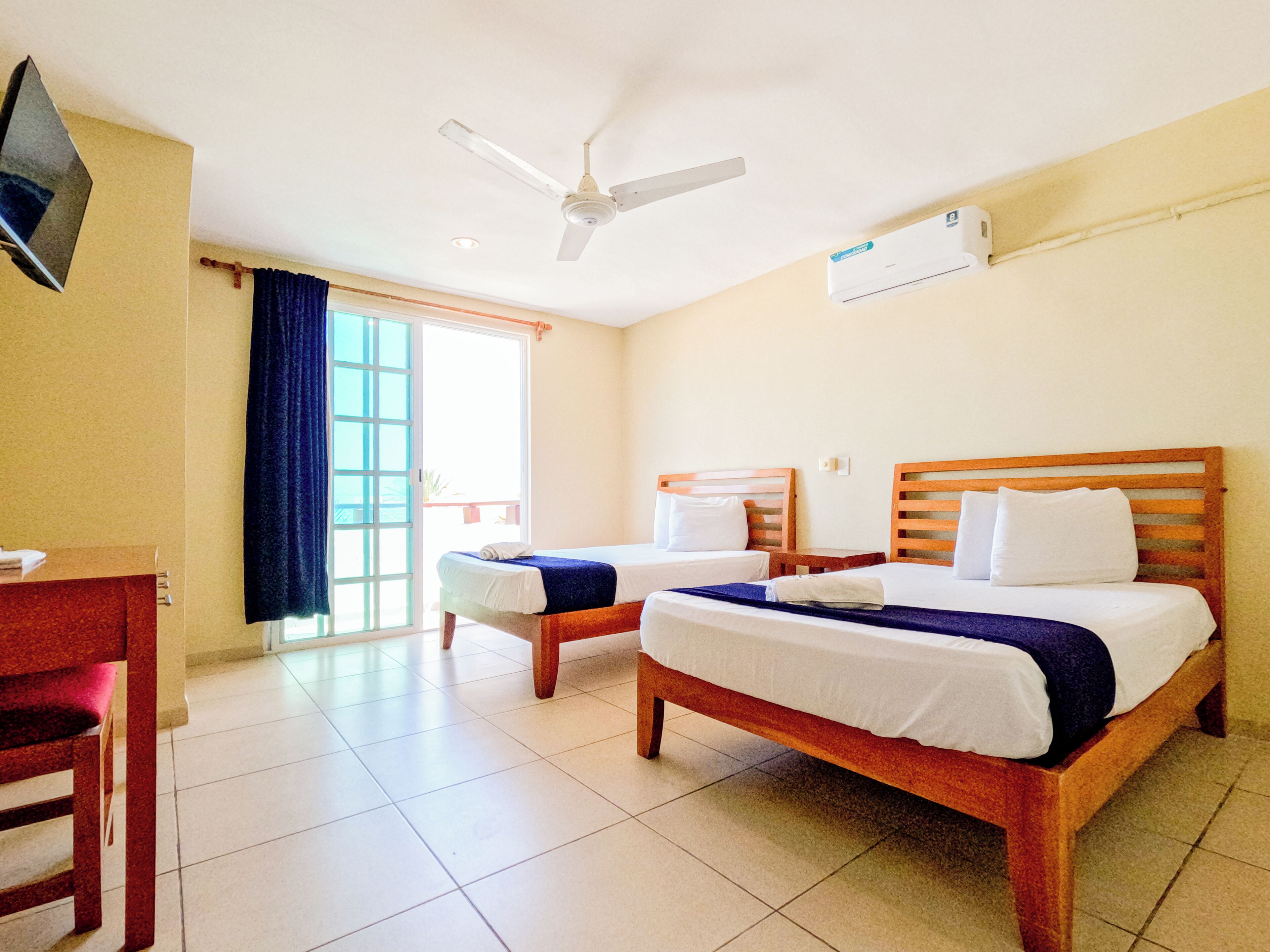 Quarto luxo | Escrivaninha, ferros/tábuas de passar roupa, Wi-Fi de cortesia