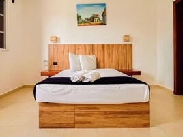Basic Room | Desk, iron/ironing board, free WiFi