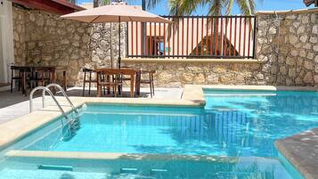 Una piscina al aire libre
