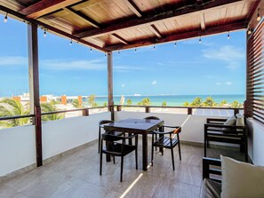 Premium suite, 2 slaapkamers, uitzicht op het strand | Terras