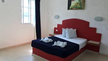 Escritorio, tabla de planchar con plancha y wifi gratis