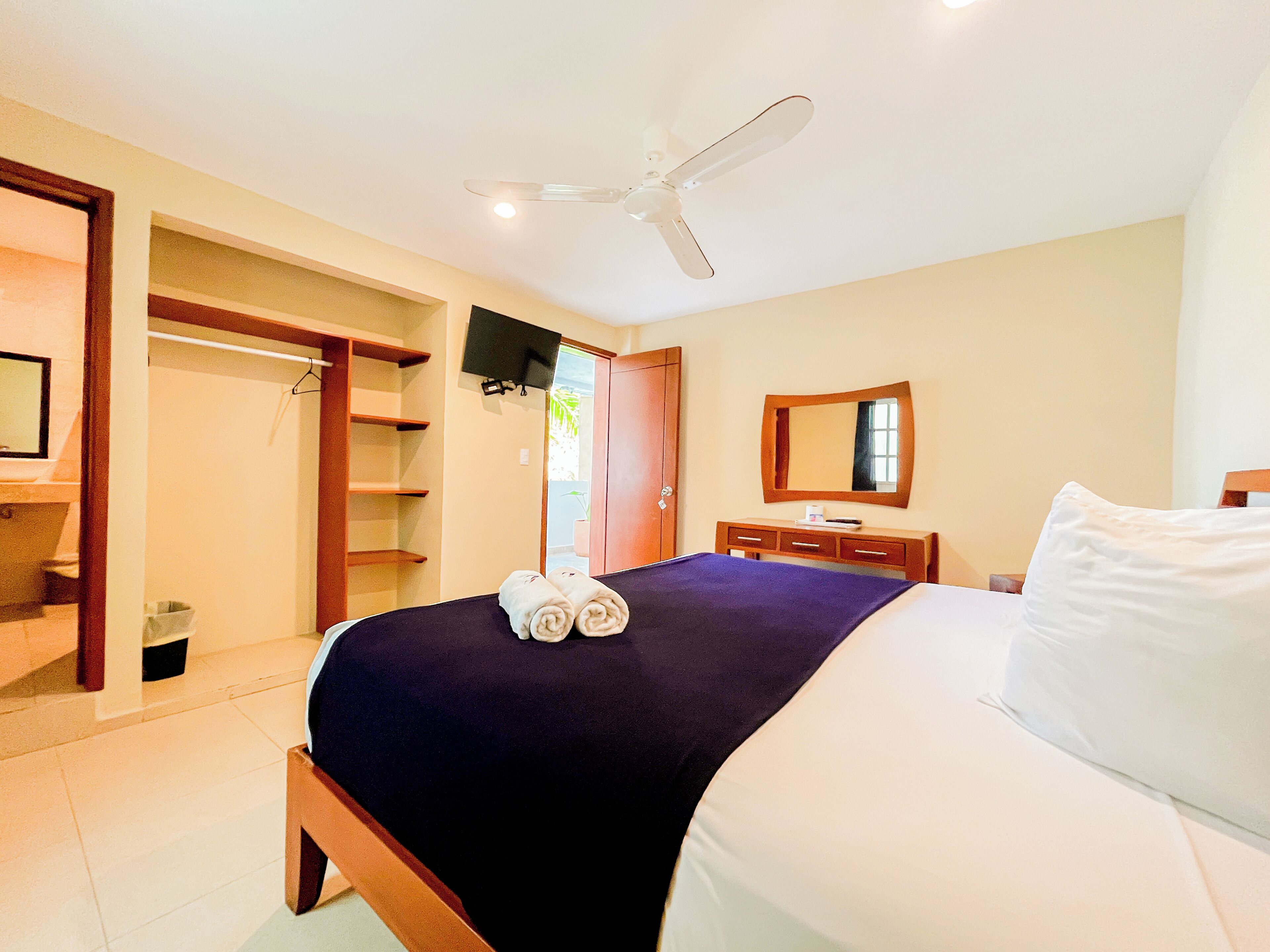 مكتب ومكواة/لوح كي وواي فاي مجانًا