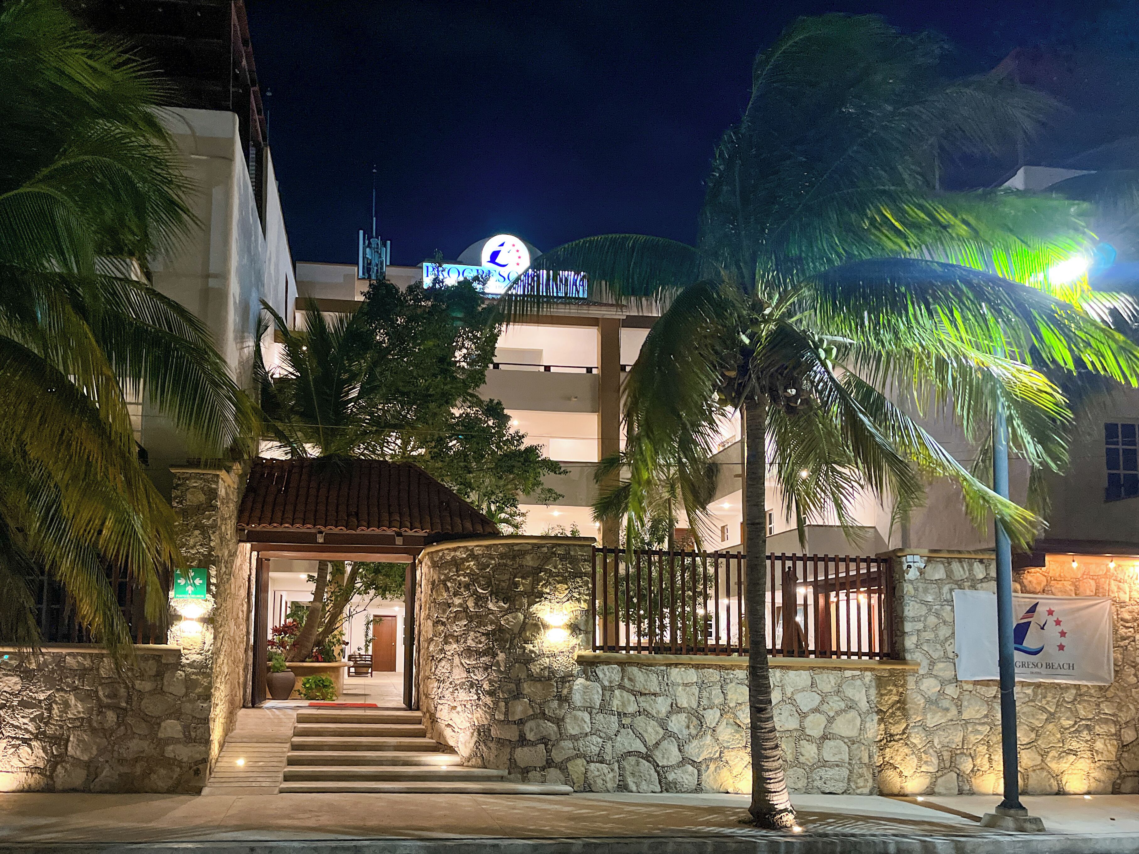 施設の正面 (日没後)