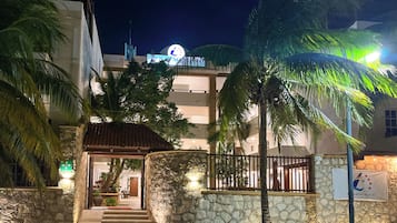 Vista frontal de la propiedad por la tarde o noche