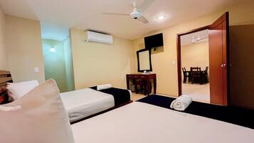 Family Room | Desk, iron/ironing board, free WiFi