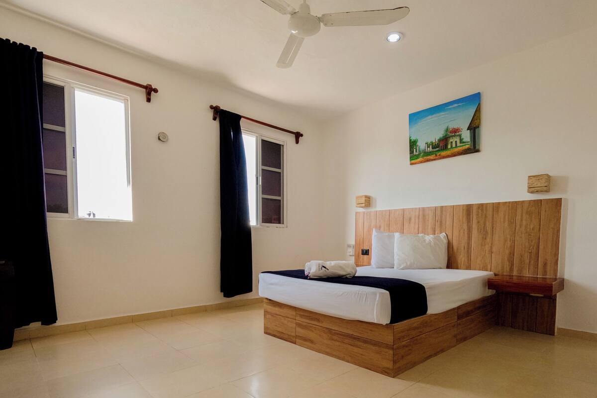 Basic Room | Desk, iron/ironing board, free WiFi