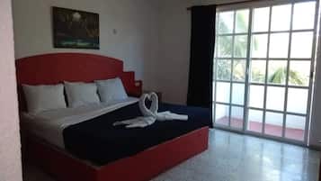 Suite junior, 1 cama de matrimonio grande, cocina básica, vistas a la ciudad | 1 dormitorio, escritorio, tabla de planchar con plancha y wifi gratis