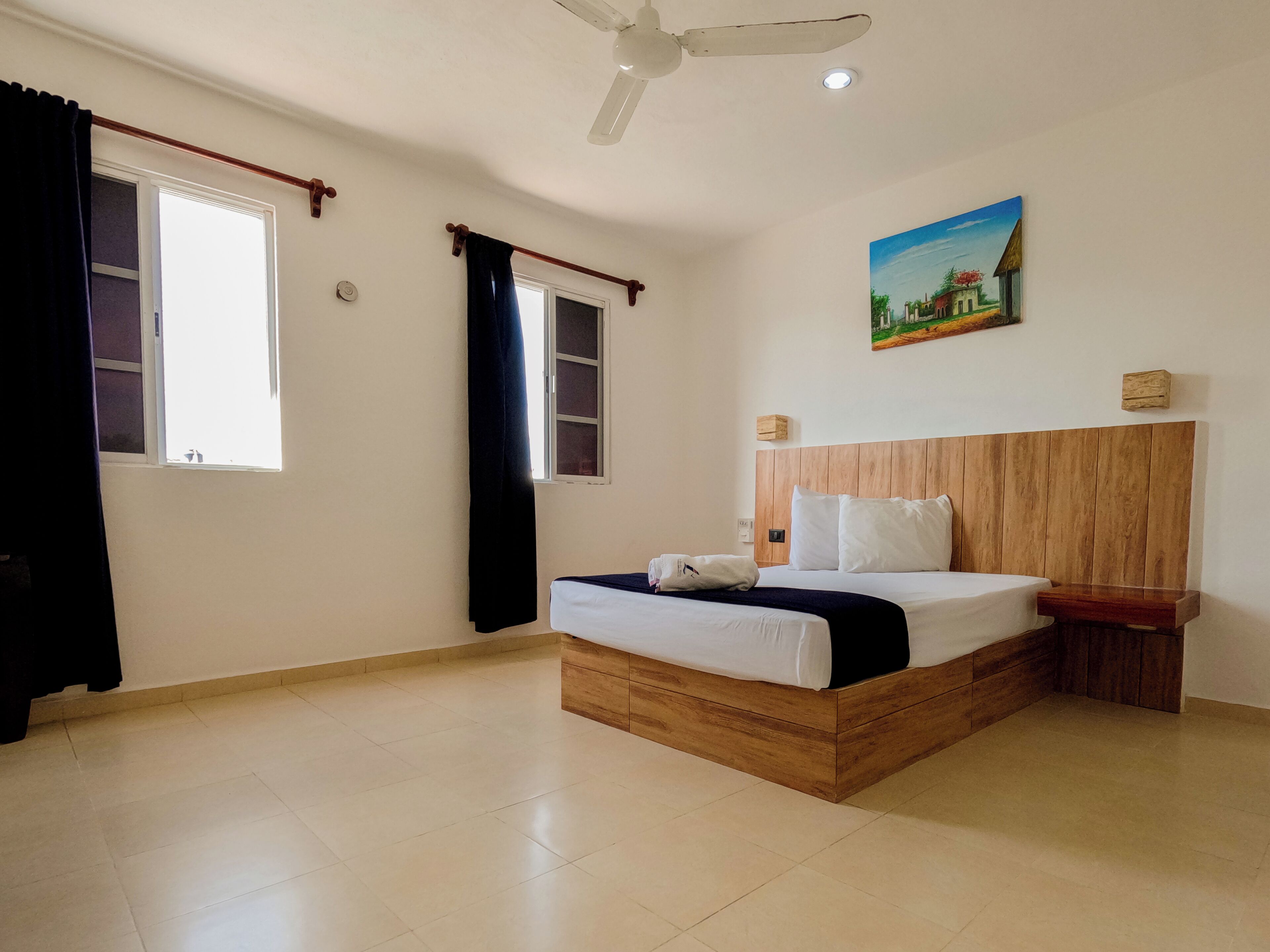 Quarto básico | Escrivaninha, ferros/tábuas de passar roupa, Wi-Fi de cortesia