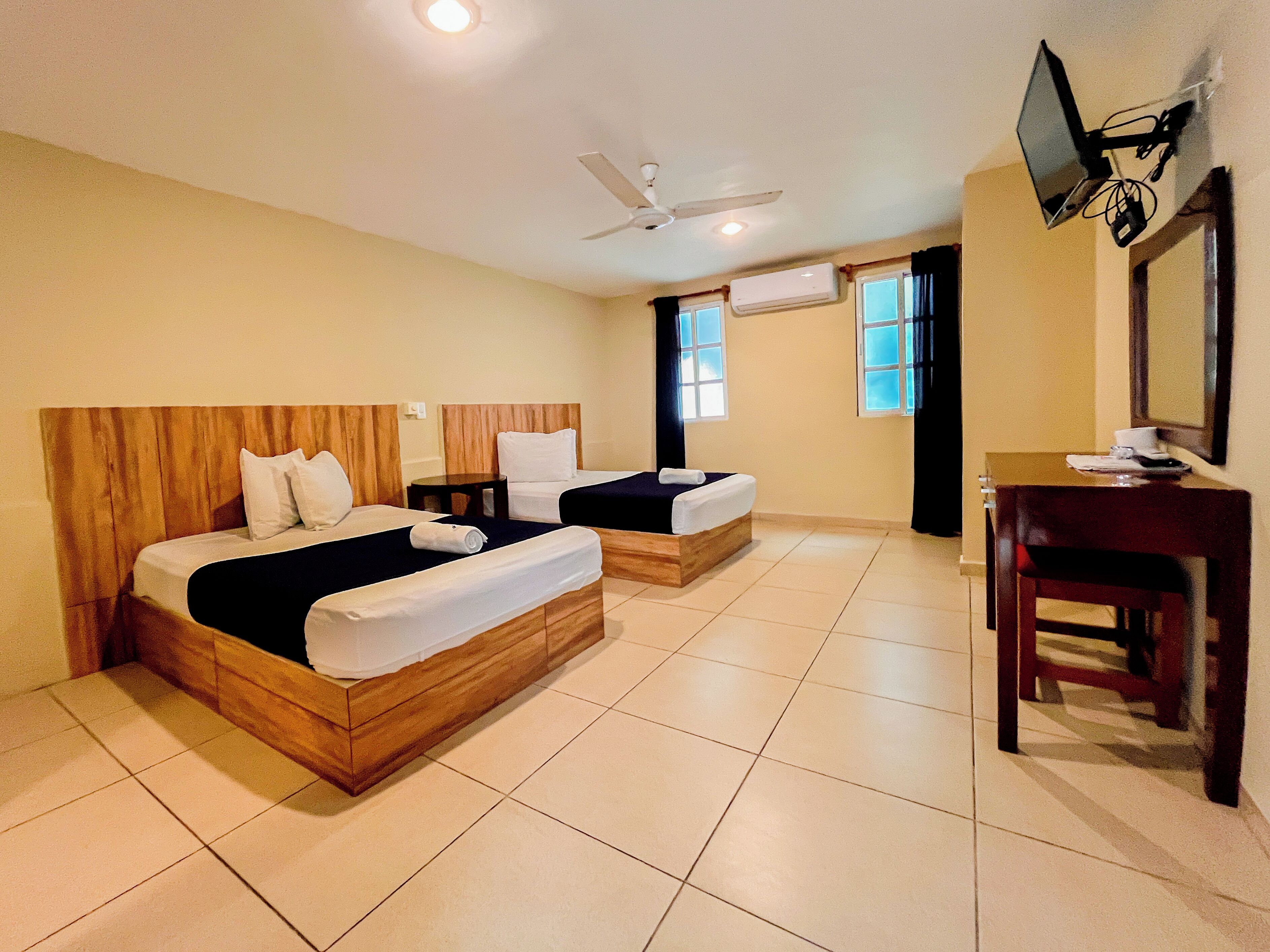 ダブルルーム ダブルベッド 2 台 コートヤードビュー | デスク、アイロン / アイロン台、WiFi (無料)