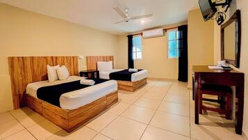 Habitación doble, 2 camas matrimoniales, vista al patio | Escritorio, tabla de planchar con plancha y wifi gratis