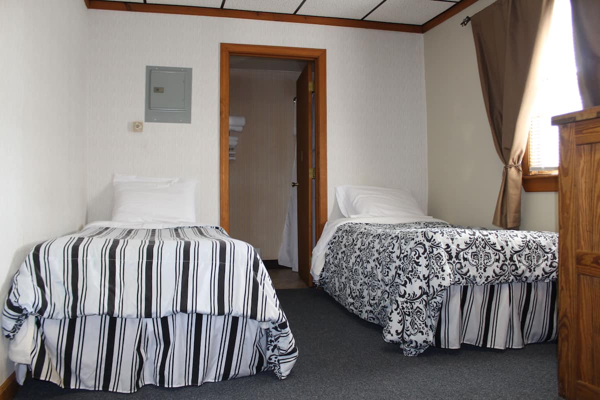 Standard Twin Room | Desk