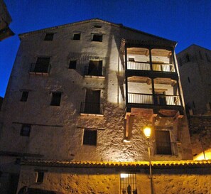 숙박 시설 정면 - 저녁/밤