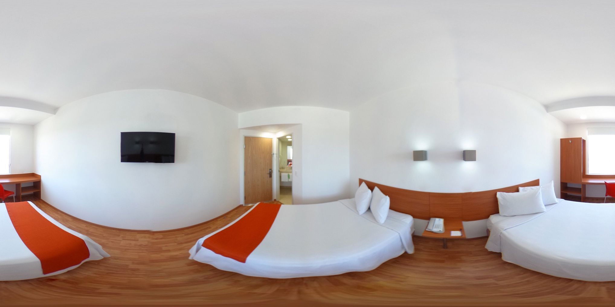 أغطية فر اش متميزة وخزنة داخل الغرفة ومكتب وواي فاي مجانًا