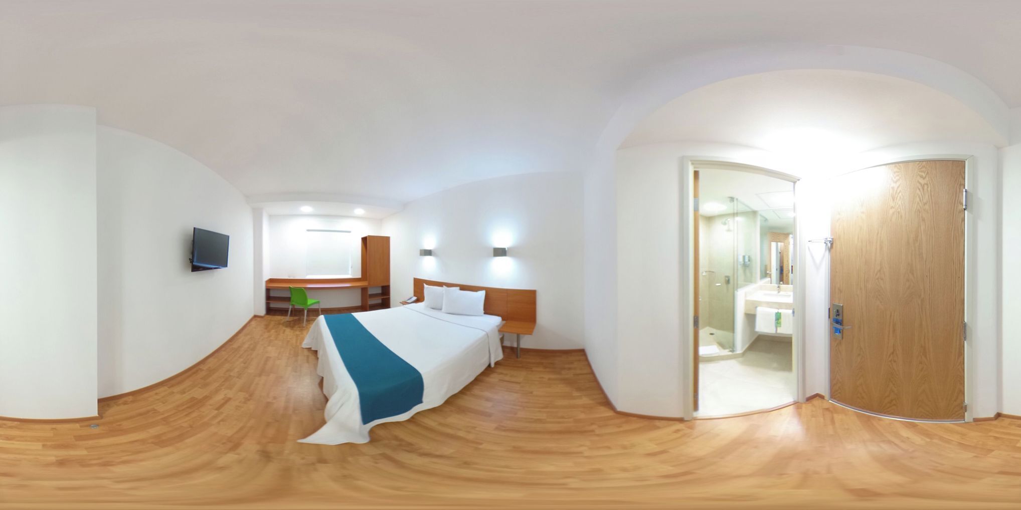 أغطية فراش متميزة وخزنة داخل الغرفة ومكتب وواي فاي مجانًا