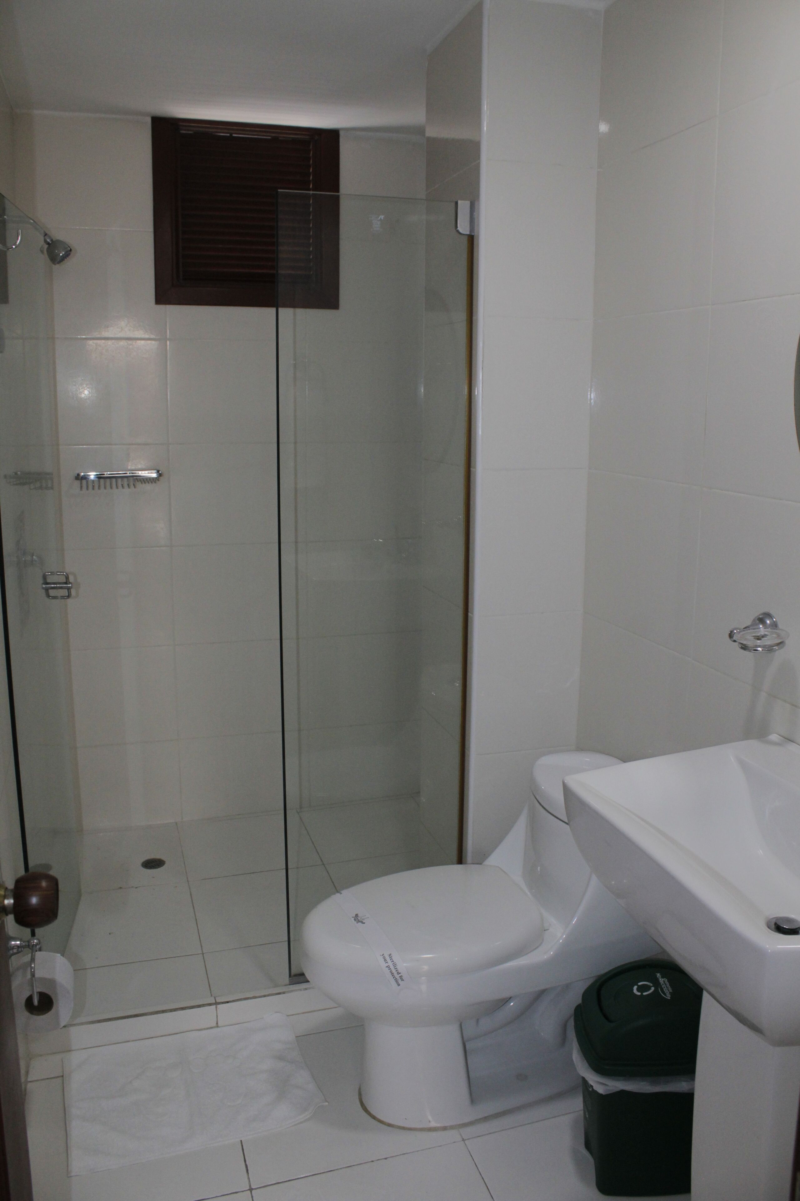 standard single room | bathroom | shower, free toiletries, towels