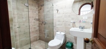 Ducha, artículos de higiene personal gratuitos y toallas