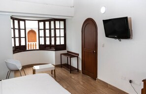 Minibar, escritorio, tabla de planchar con plancha y wifi gratis 