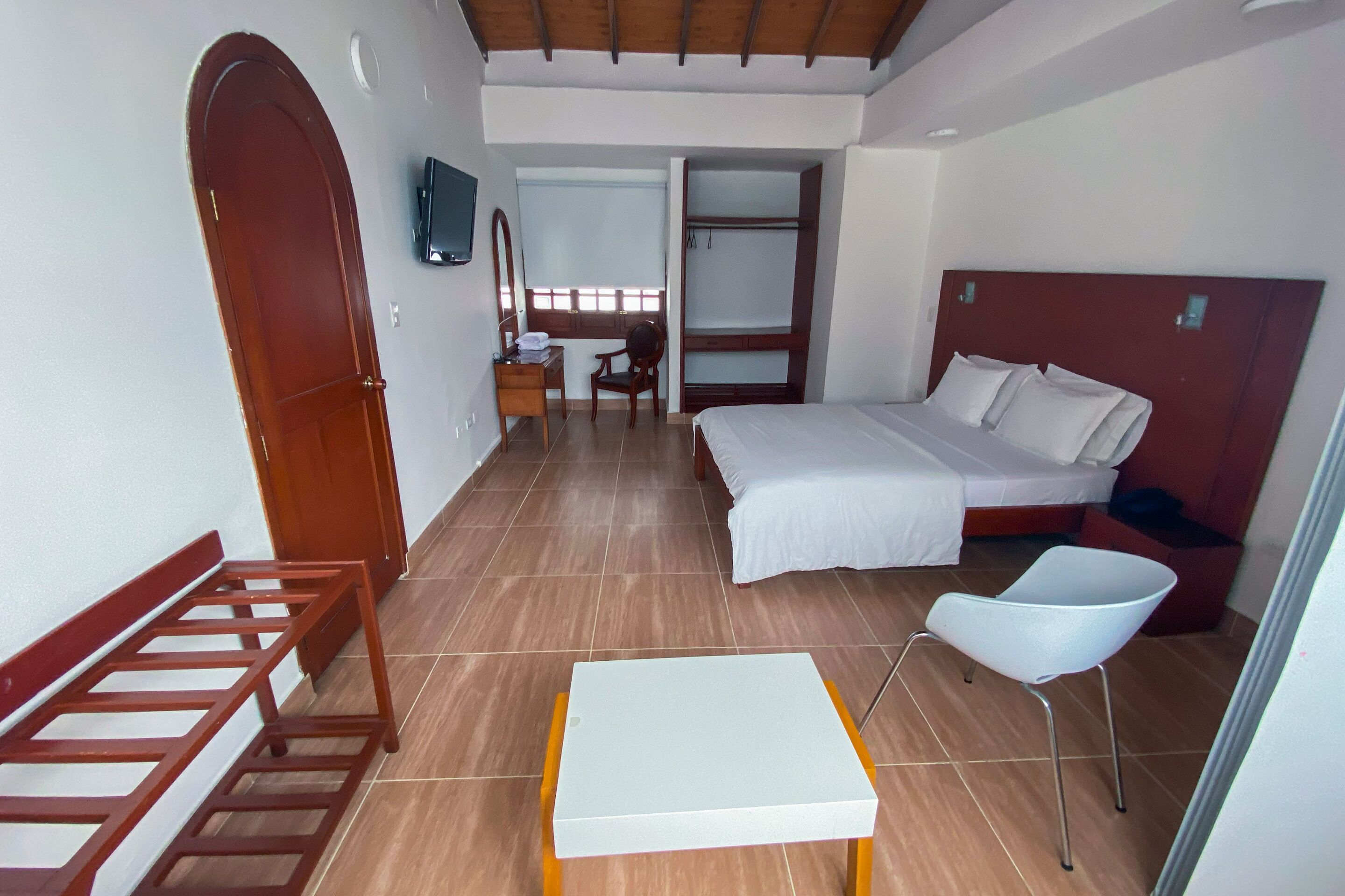 junior room | minibar, desk, iron/ironing board, free wifi