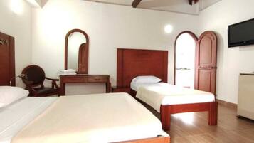 Minibar, escritorio, tabla de planchar con plancha y wifi gratis