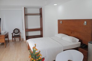 Habitación individual estándar | Minibar, escritorio, tabla de planchar con plancha y wifi gratis 