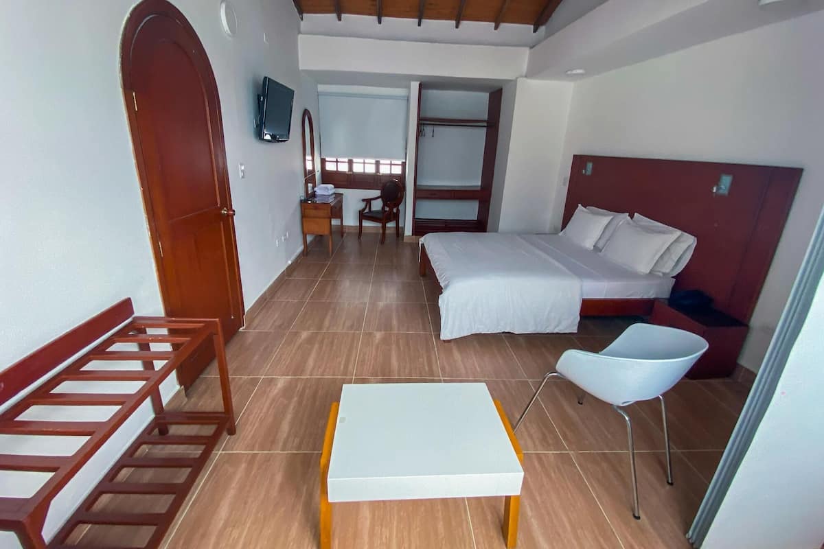 Minibar, una scrivania, ferro/asse da stiro, Wi-Fi gratuito
