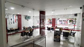 Aperto a colazione e pranzo, cucina internazionale