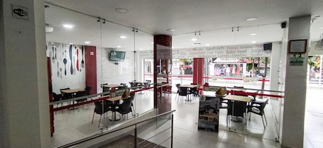 Breakfast and lunch served, international cuisine