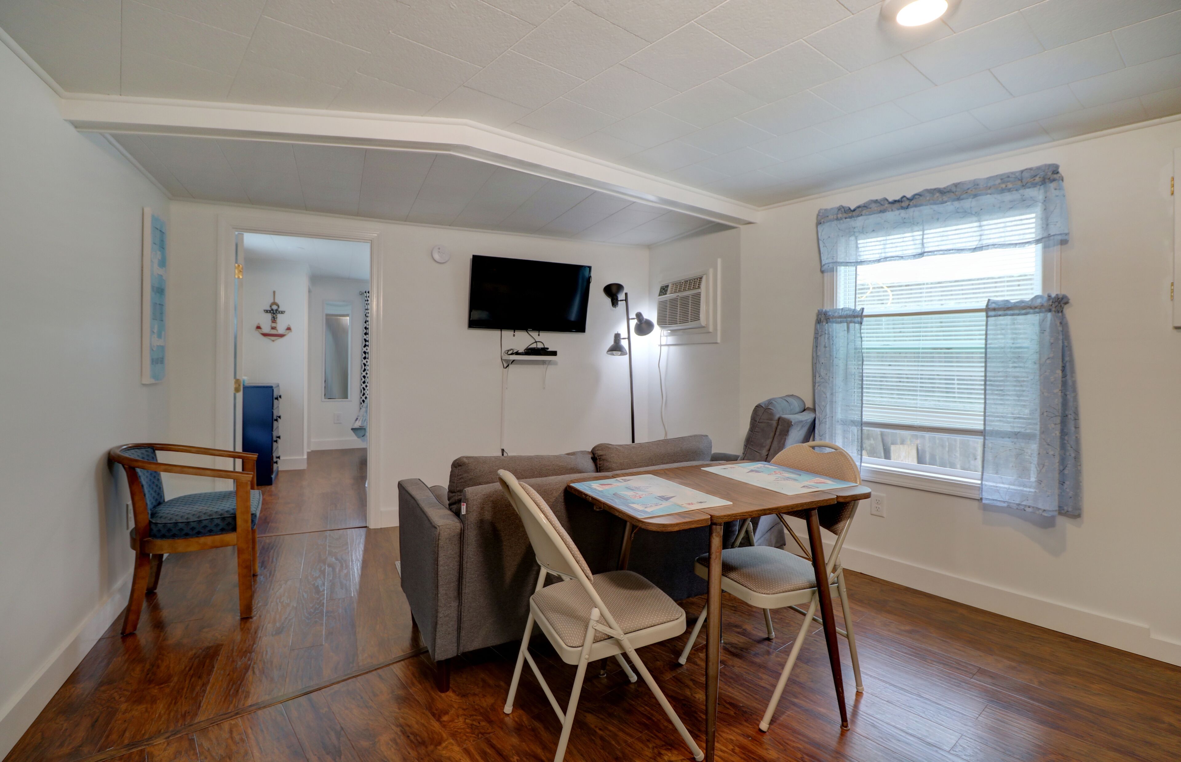 Cottage 3 | Living area | 32-inch LED TV with digital channels, TV, streaming services