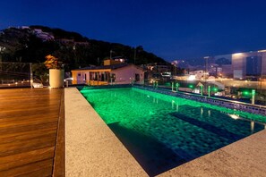 Una piscina al aire libre