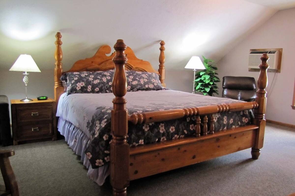 Standard Room, 1 Queen Bed | WiFi (free)