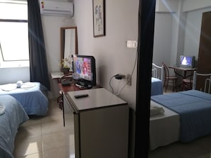 Minibar, Schreibtisch, Verdunkelungsvorhänge, Bügeleisen/Bügelbrett
