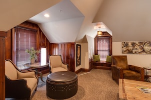 Suite, 1 Queen Bed, Kitchenette (Treetop Suite )