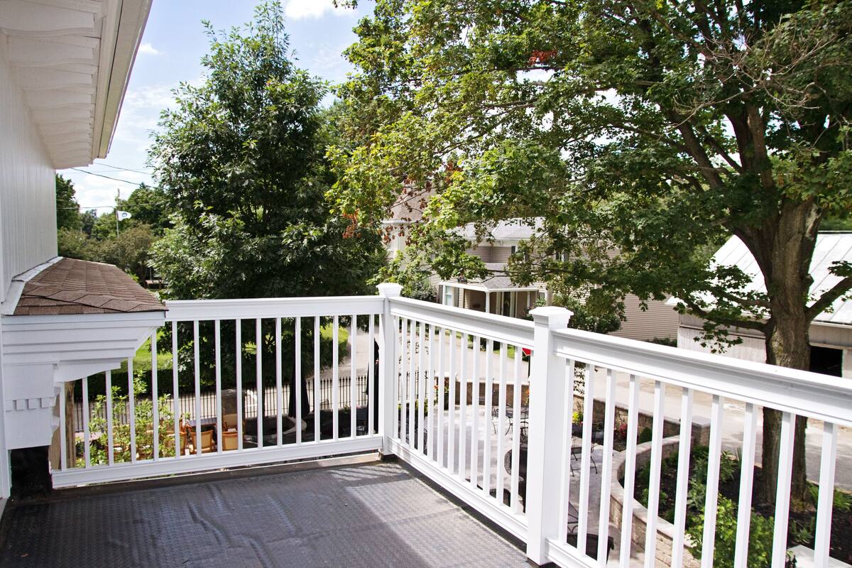 Room, 1 Queen Bed, Balcony (Cassie's Room) | WiFi (free), bed sheets