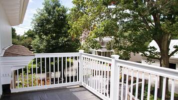 Room, 1 Queen Bed, Balcony (Cassie's Room) | Free WiFi, bed sheets