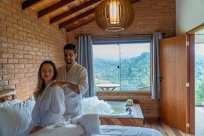 Loft panorámico, vista a la montaña | Área de sala de estar | Televisión LCD