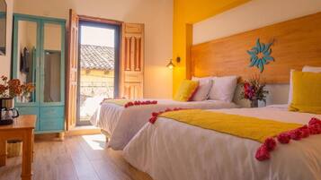 Habitación cuádruple superior | Ropa de cama de alta calidad, edredones de plumas, escritorio