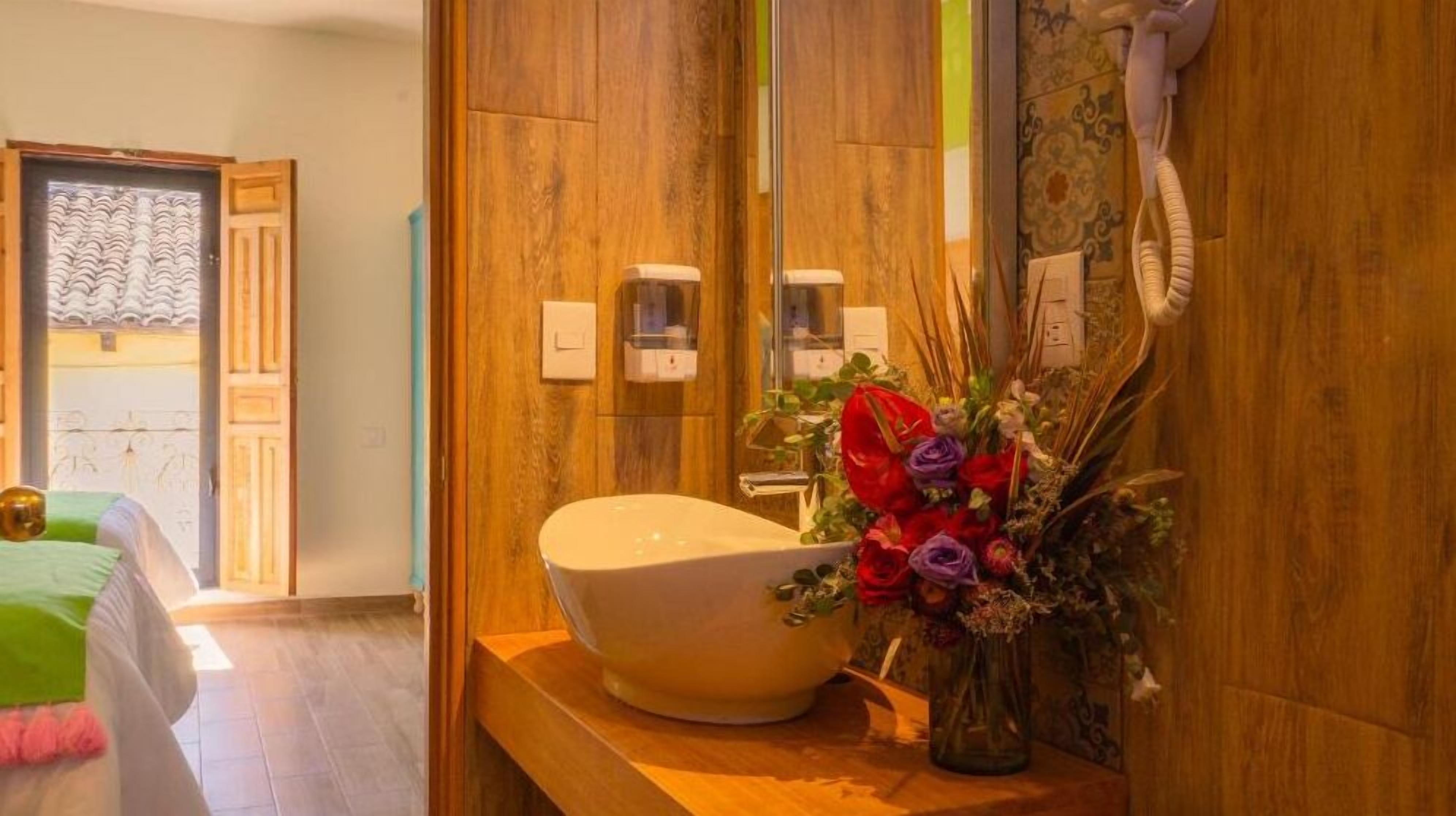 Habitación cuádruple superior | Baño | Regadera, regadera tipo lluvia, amenidades de baño gratuitas 