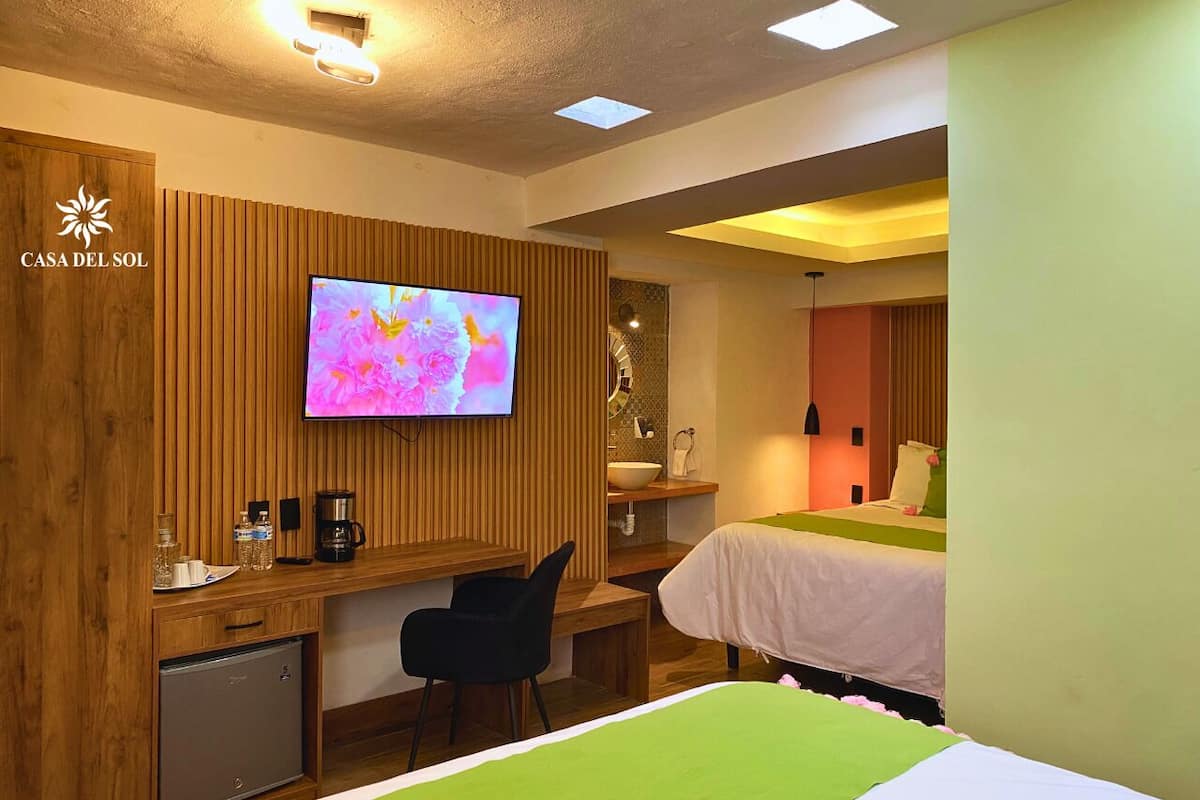 Chambre Quadruple Supérieure | Literie de qualité supérieure, couette en duvet d'oie, bureau