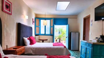 Habitación cuádruple estándar | Ropa de cama de alta calidad, edredón, escritorio y wifi gratis
