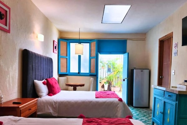 Standard-Vierbettzimmer | Hochwertige Bettwaren, Daunenbettdecken, Schreibtisch, kostenloses WLAN