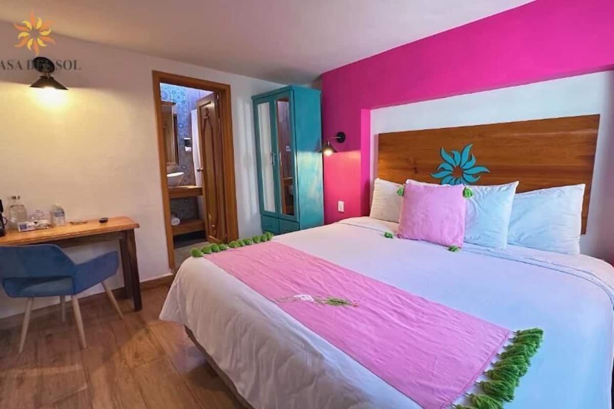 Une chambre à coucher avec un lit, un bureau et une armoire.