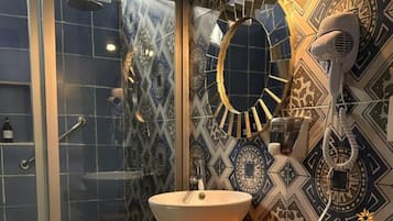 Standard-Vierbettzimmer | Badezimmer