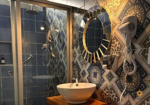 Habitación cuádruple estándar | Baño | Regadera, regadera tipo lluvia, amenidades de baño gratuitas 