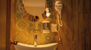 Habitación cuádruple superior | Baño | Regadera, regadera tipo lluvia, amenidades de baño gratuitas 